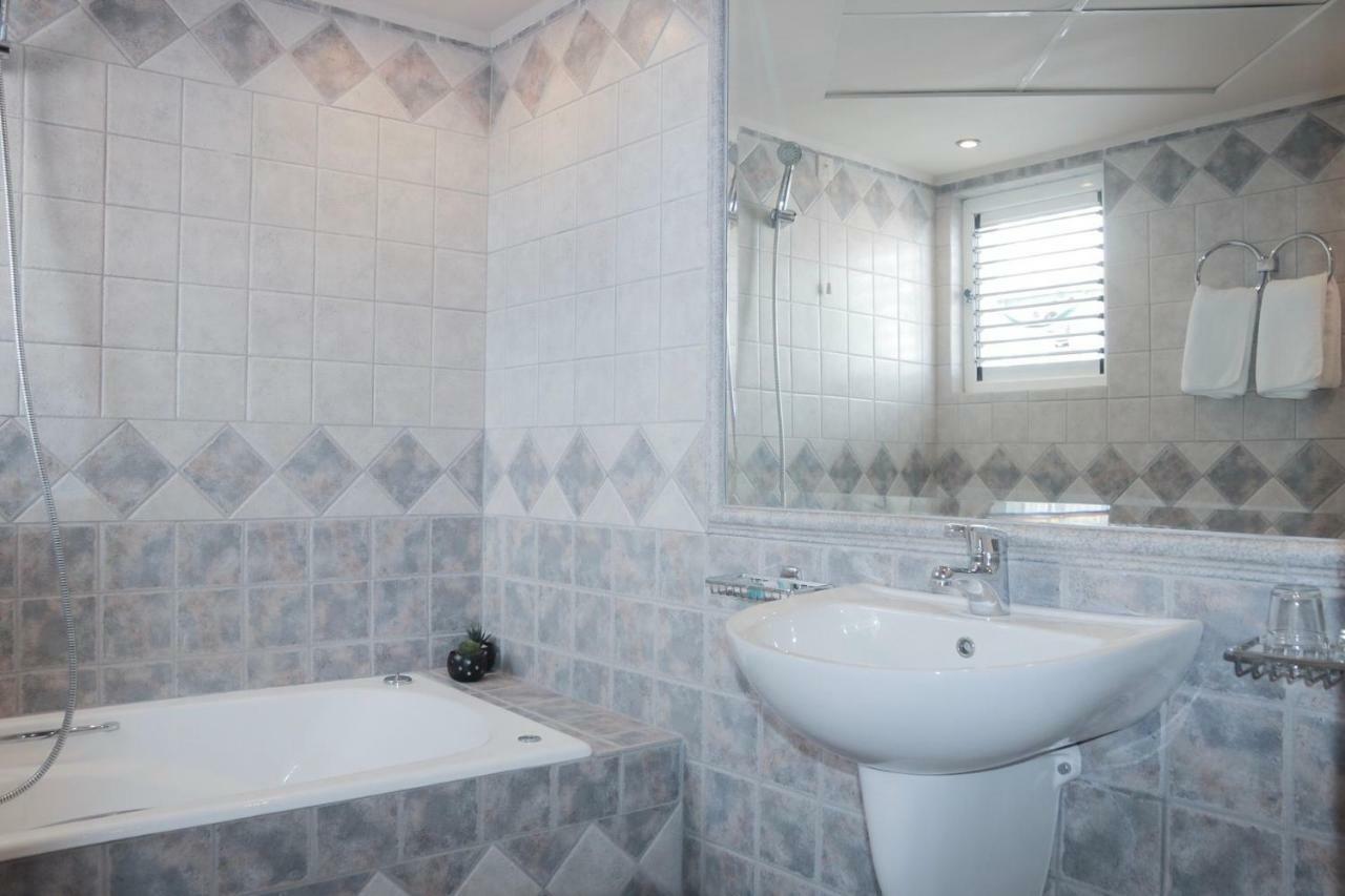 Hotel Victory Athena Bagian luar foto